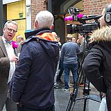 Eine Person wird vor der Kamera interviewt
