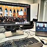 Eine Online-Videokonferenz auf zwei Monitoren