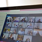 Laptopbildschirm zeigt eine Online-Konferenz 