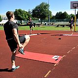 Personen trainieren auf einem Basketballplatz 