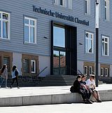 Personen vor dem Hauptgebäude der TU Clausthal