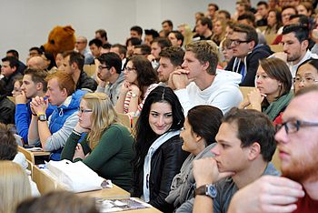 Studenten in einem Hörsaal bei einer Vorlesung