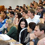 Studenten in einem Hörsaal bei einer Vorlesung