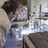 Zwei Studenten untersuchen eine Probe in einem Experiment
