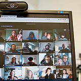 Online-Videokonferenz auf einem Monitor