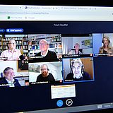 Personen in einer Online-Konferenz