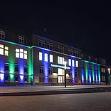 TU Clausthal Hauptgebäude am Abend mit farbigen Lichtern
